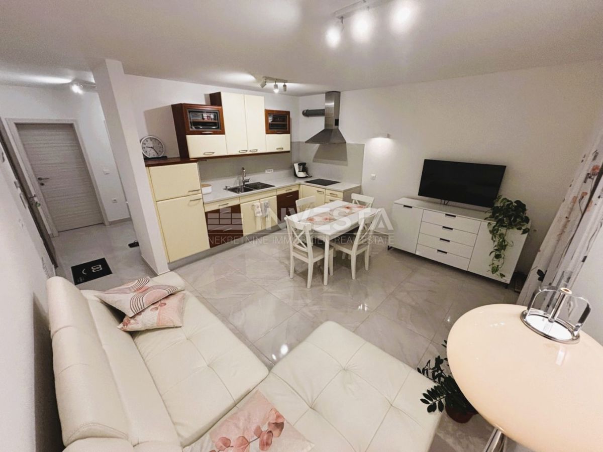 Peroj, opremljeno novo stanovanje s parcialnim pogledom na morje