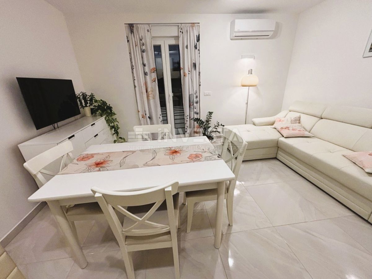 Peroj, opremljeno novo stanovanje s parcialnim pogledom na morje