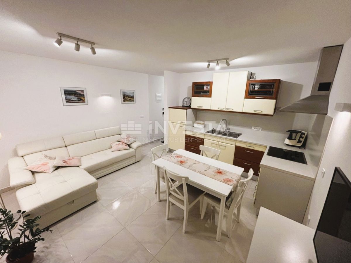 Peroj, opremljeno novo stanovanje s parcialnim pogledom na morje