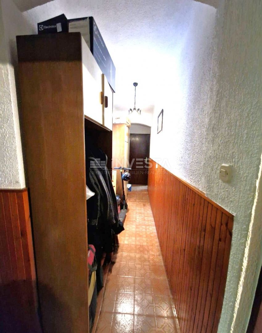 Stanovanje v središču mesta, pritličje, dve spalnici.