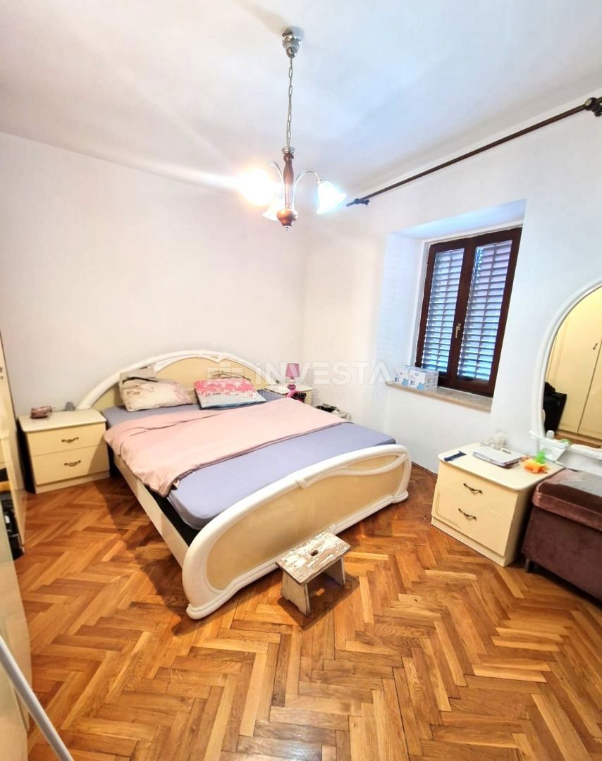 Stanovanje v središču mesta, pritličje, dve spalnici.