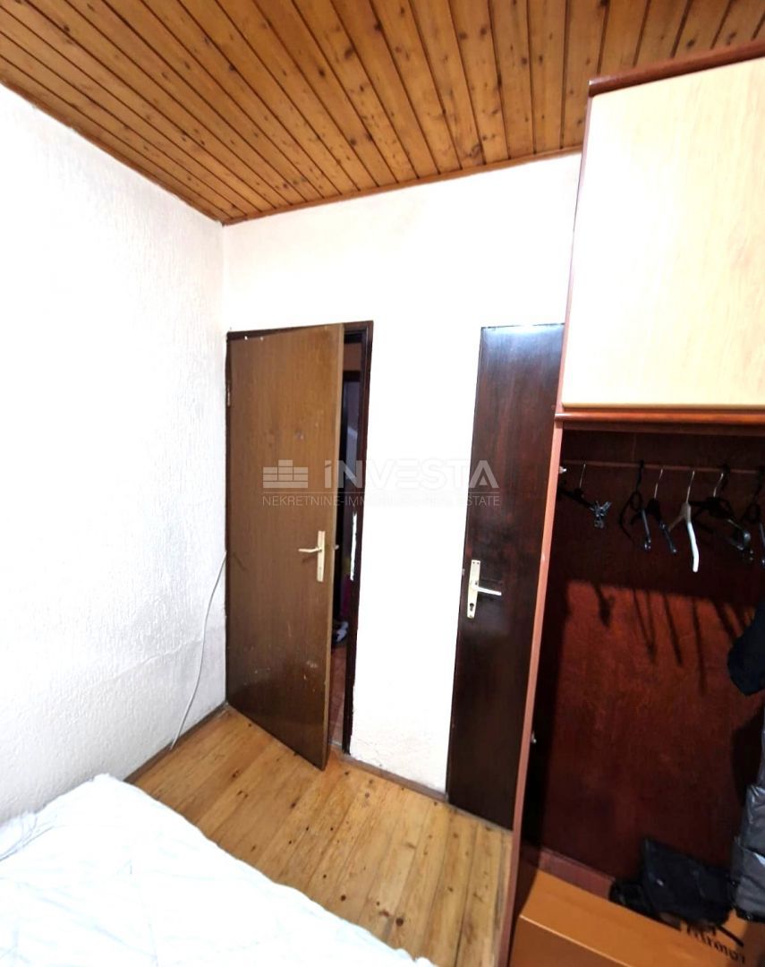 Stanovanje v središču mesta, pritličje, dve spalnici.