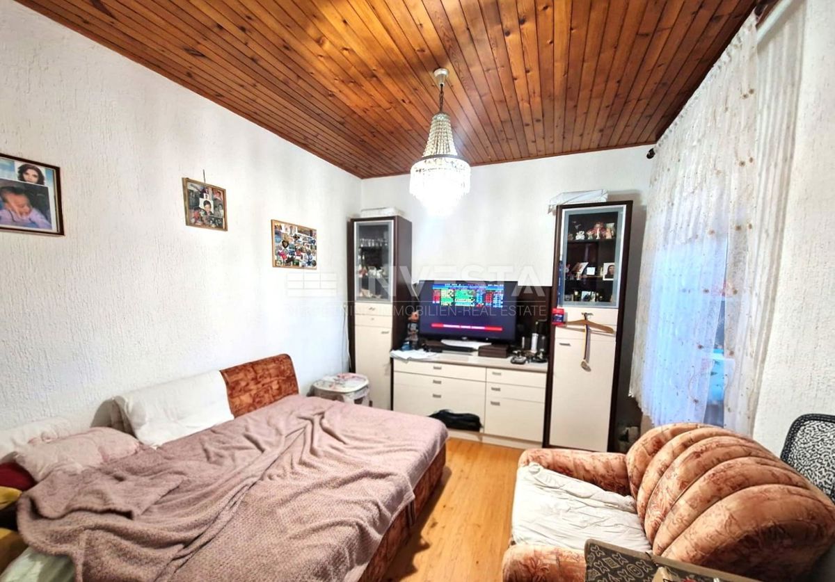 Stanovanje v središču mesta, pritličje, dve spalnici.