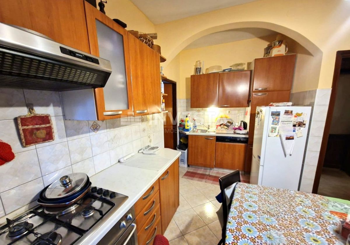 Stanovanje v središču mesta, pritličje, dve spalnici.