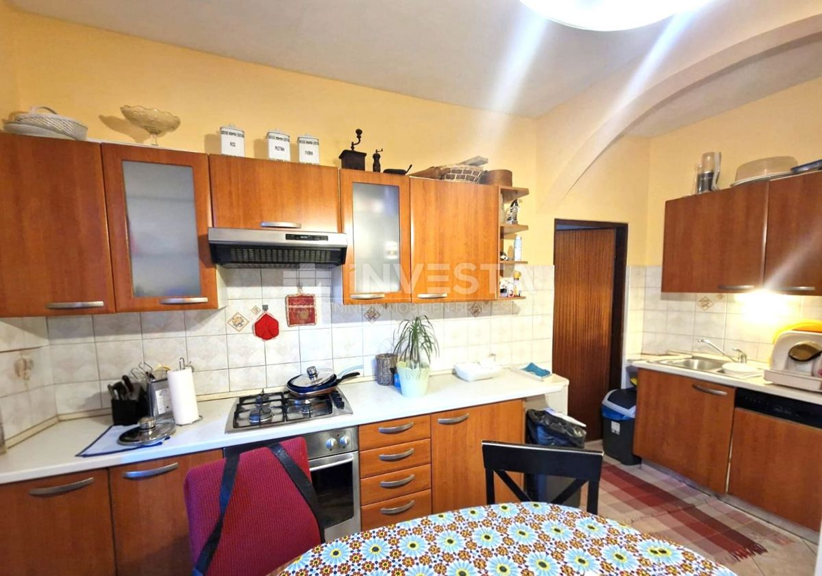 Stanovanje v središču mesta, pritličje, dve spalnici.