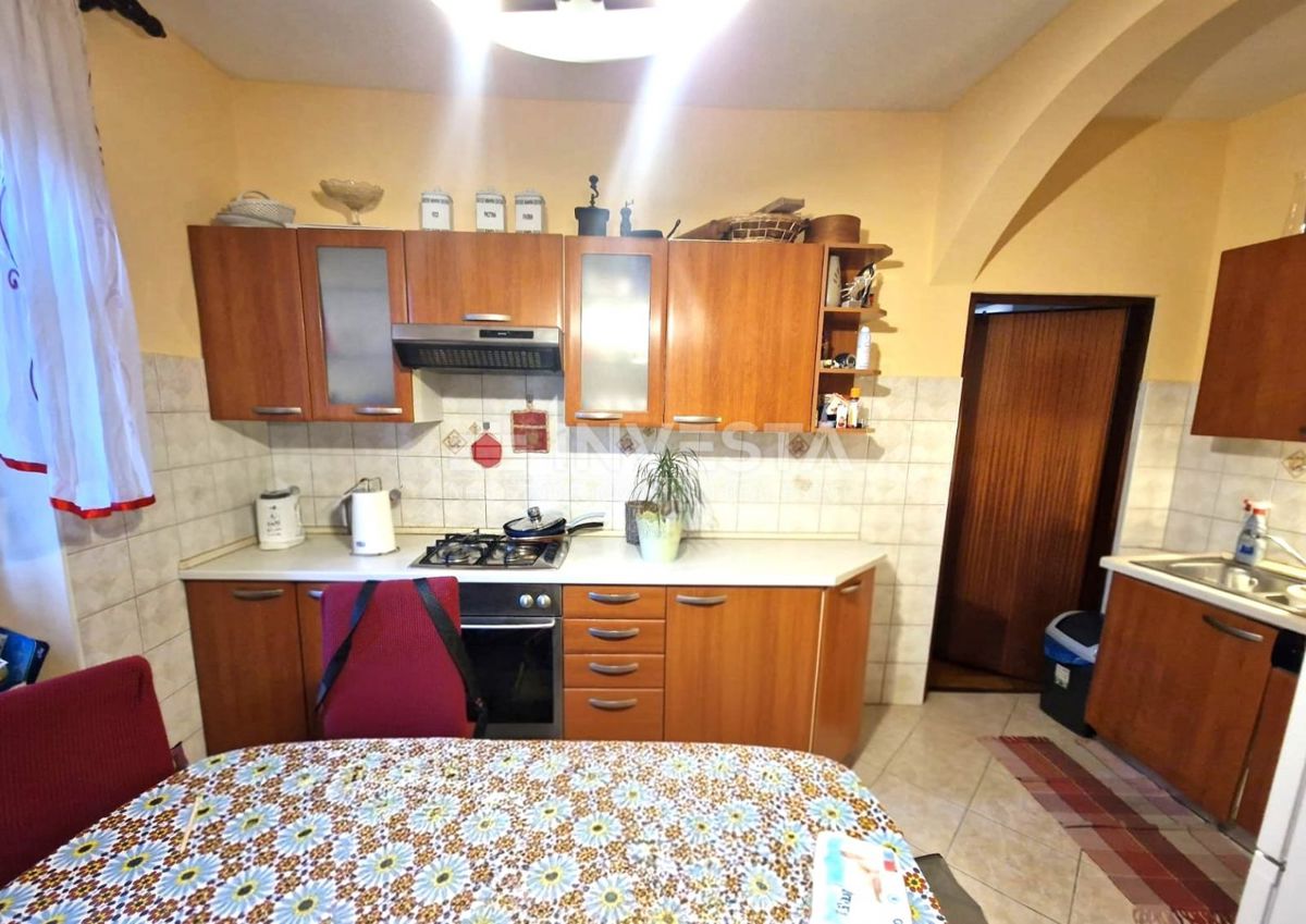 Stanovanje v središču mesta, pritličje, dve spalnici.