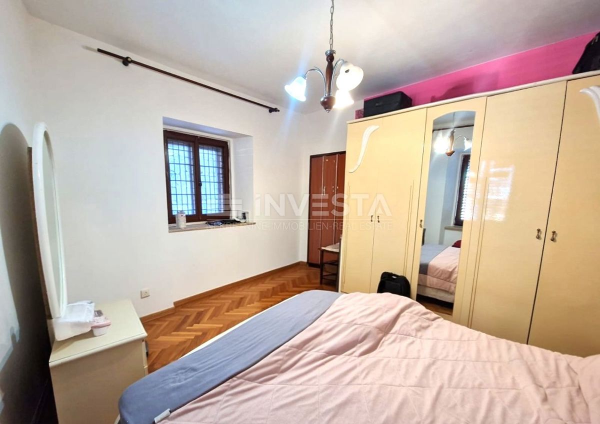 Stanovanje v središču mesta, pritličje, dve spalnici.