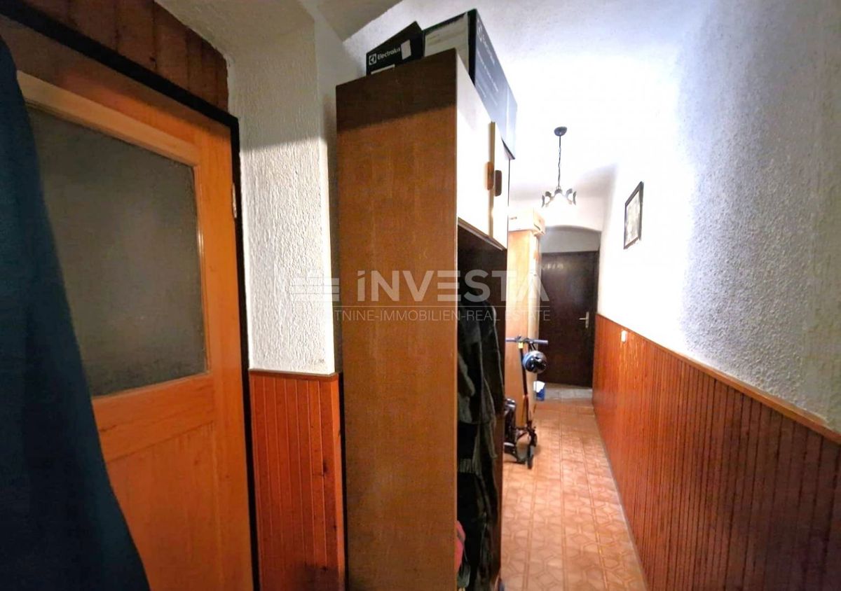 Stanovanje v središču mesta, pritličje, dve spalnici.