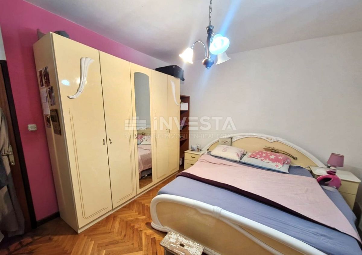 Stanovanje v središču mesta, pritličje, dve spalnici.