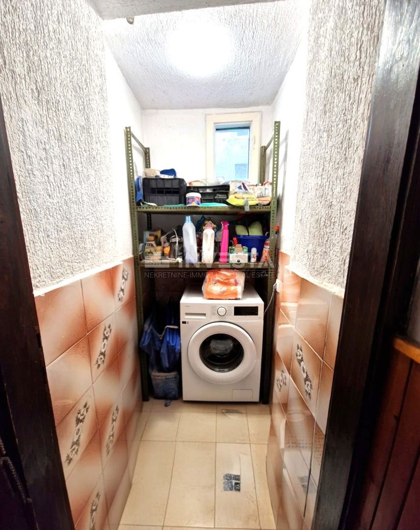 Stanovanje v središču mesta, pritličje, dve spalnici.