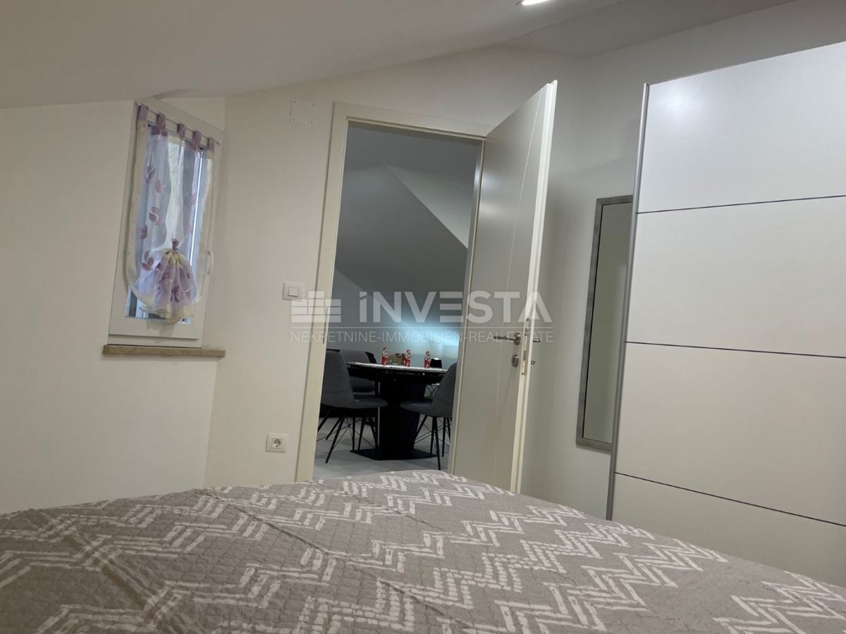 Pulj center, novo urejeno stanovanje v mansardi, 1 spalnica, balkon