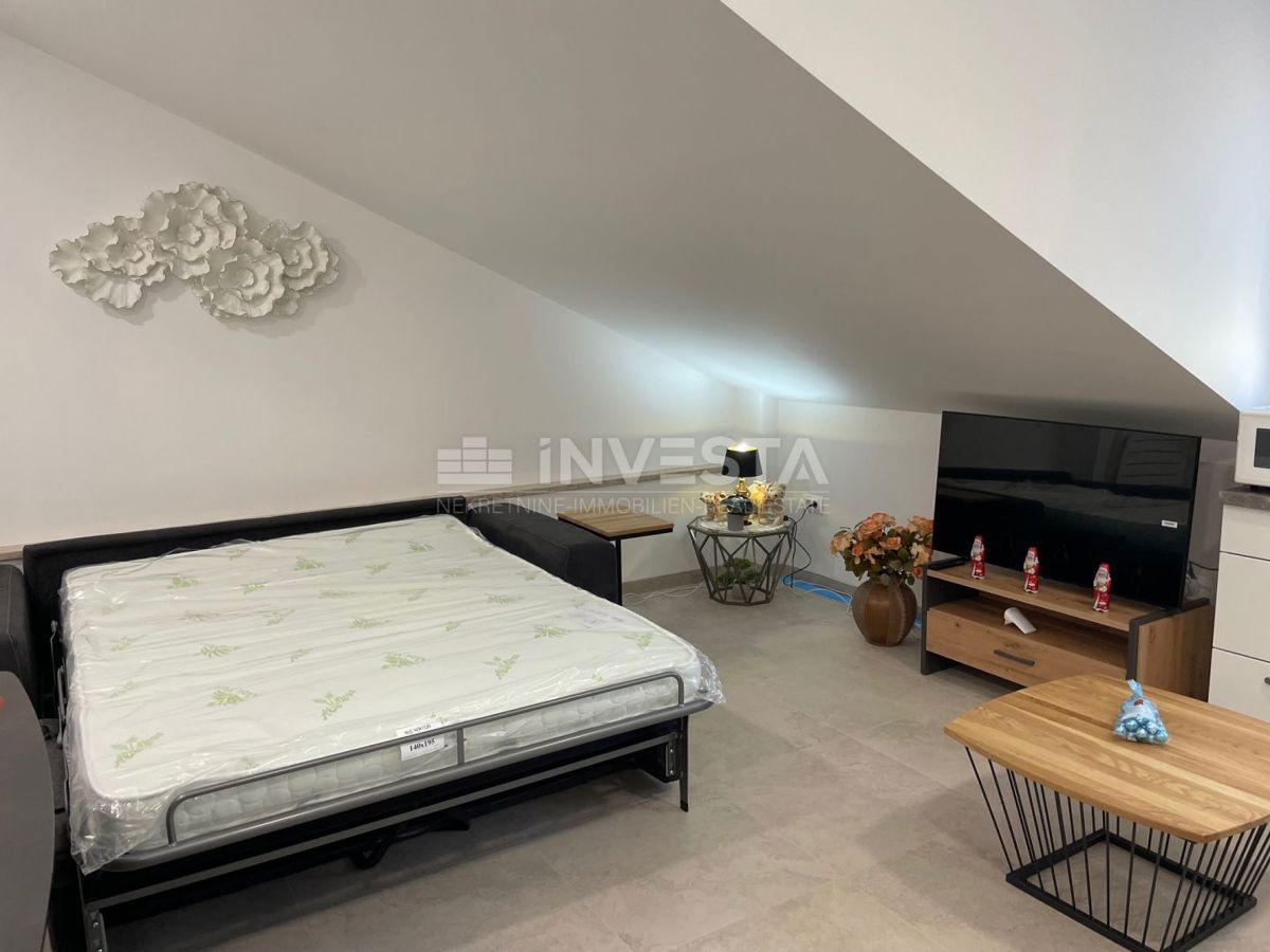 Pulj center, novo urejeno stanovanje v mansardi, 1 spalnica, balkon