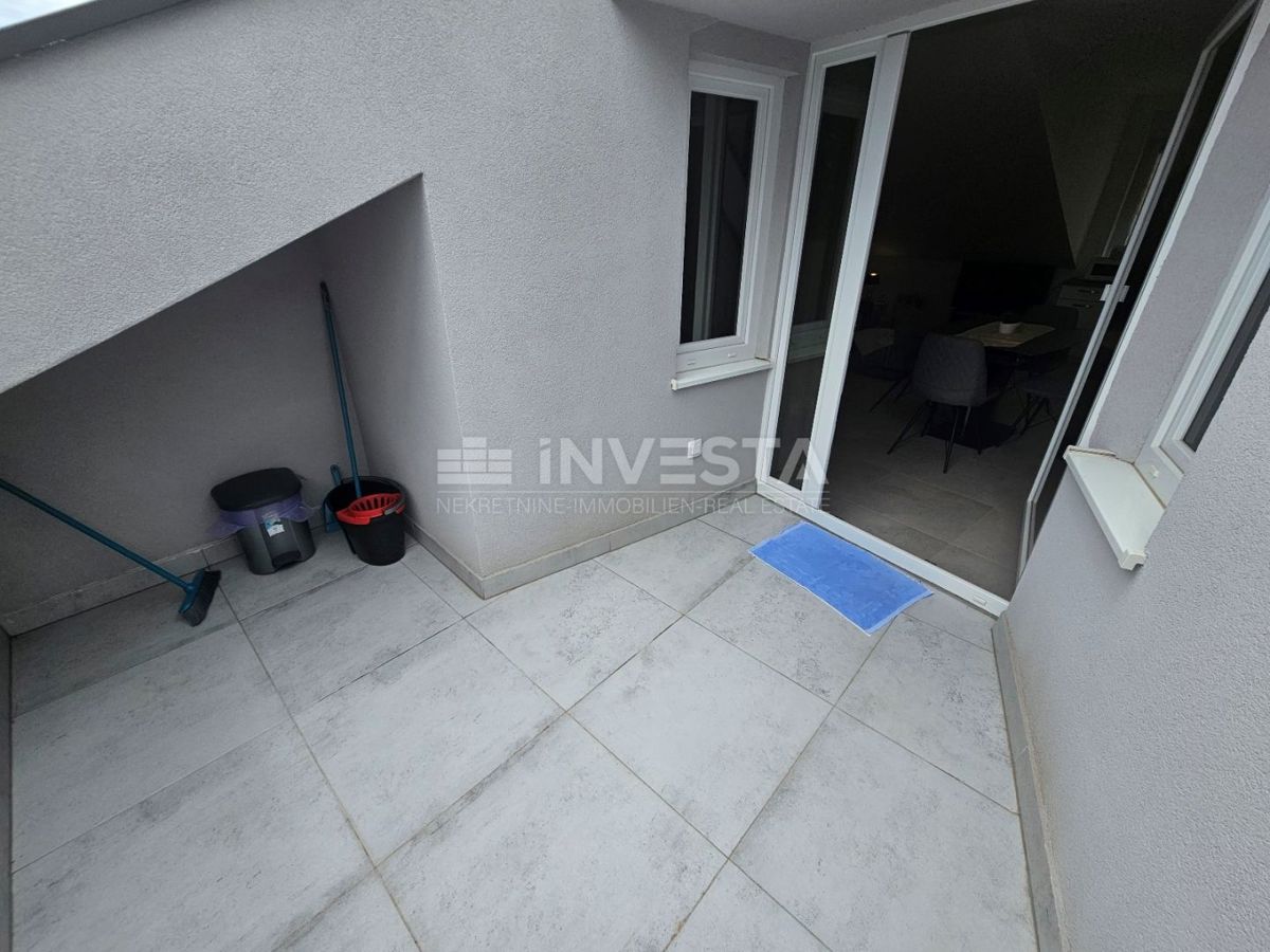 Pulj center, novo urejeno stanovanje v mansardi, 1 spalnica, balkon