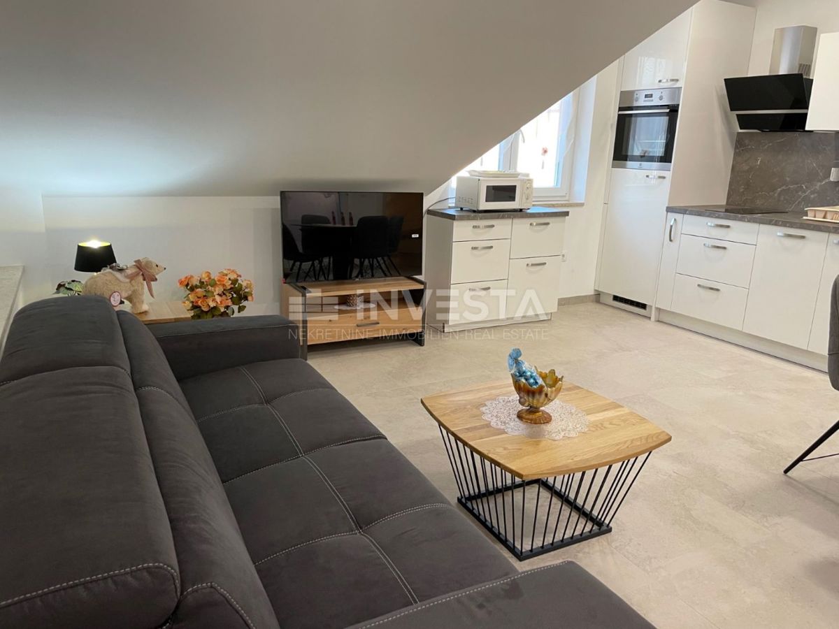 Pulj center, novo urejeno stanovanje v mansardi, 1 spalnica, balkon