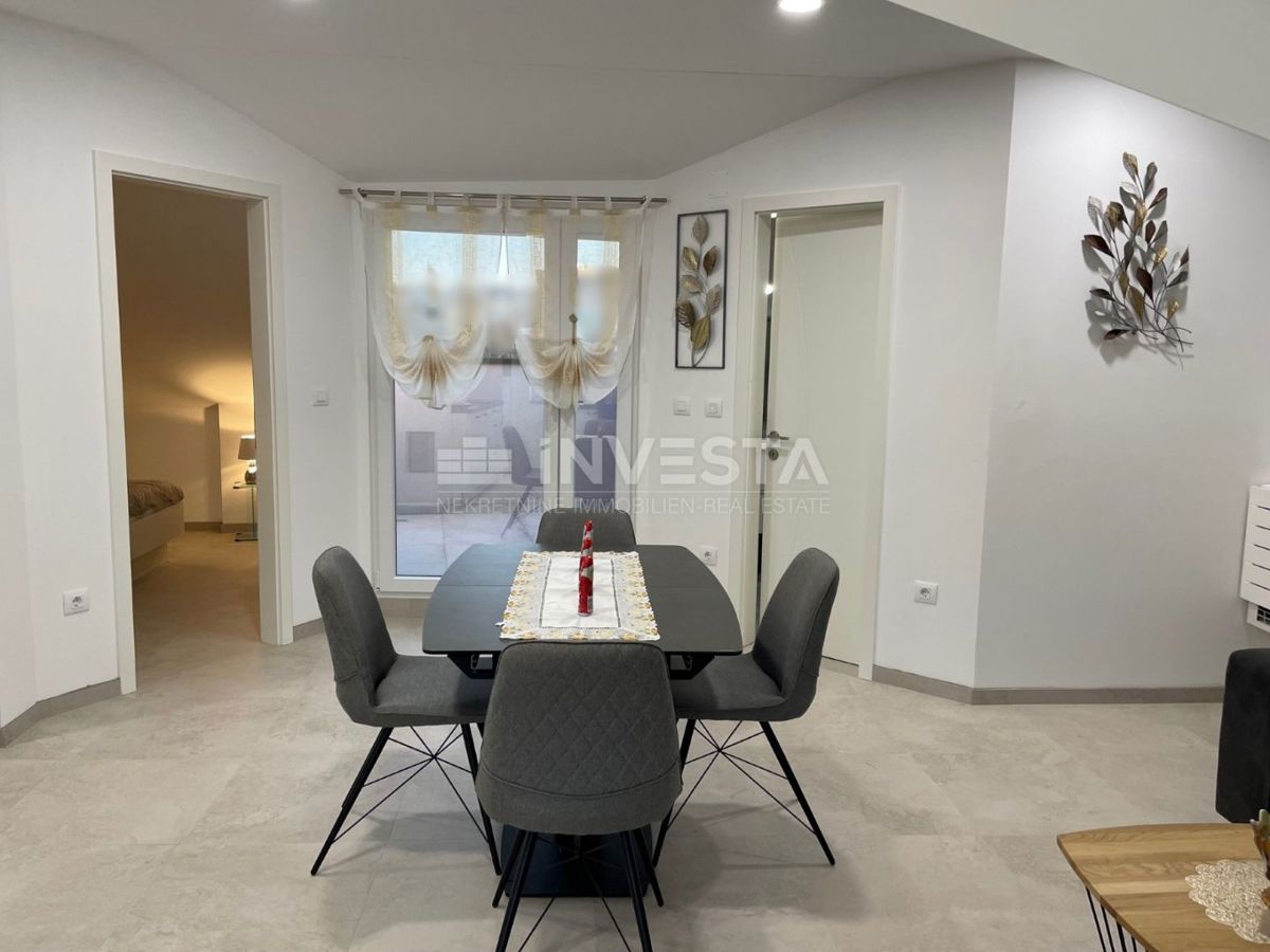 Pulj center, novo urejeno stanovanje v mansardi, 1 spalnica, balkon