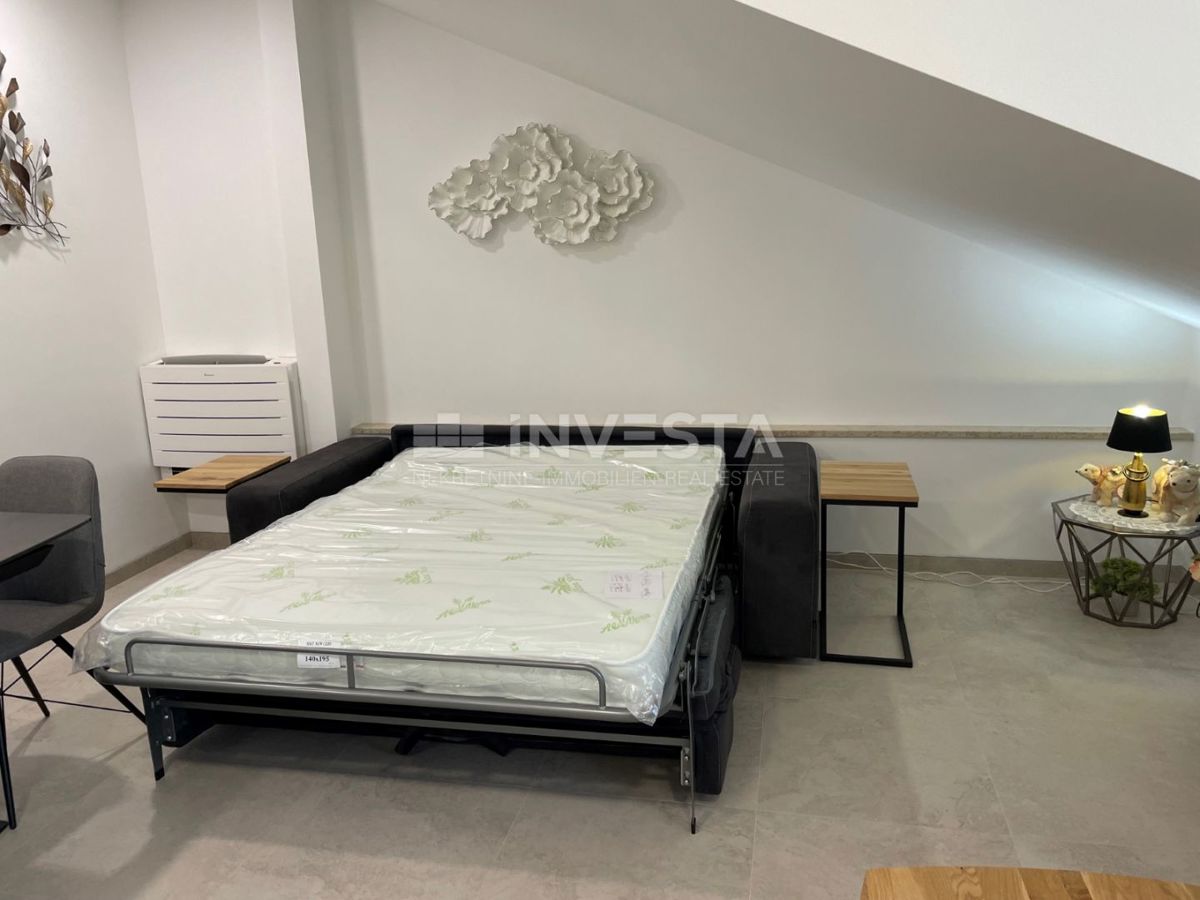 Pulj center, novo urejeno stanovanje v mansardi, 1 spalnica, balkon