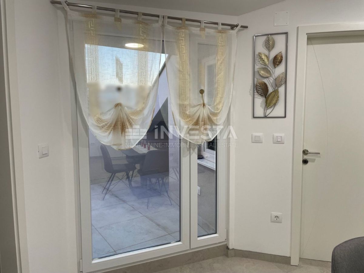 Pulj center, novo urejeno stanovanje v mansardi, 1 spalnica, balkon