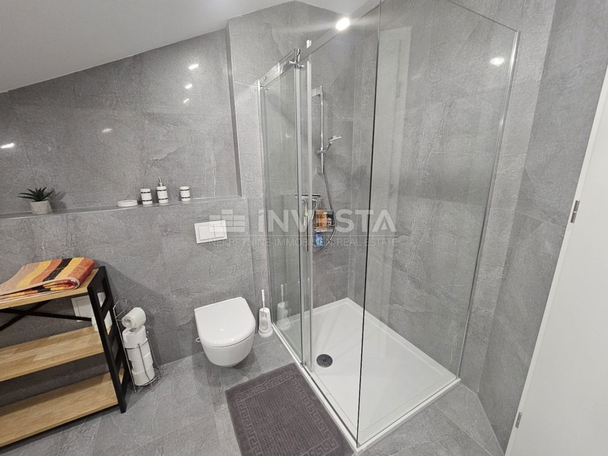 Pulj center, novo urejeno stanovanje v mansardi, 1 spalnica, balkon