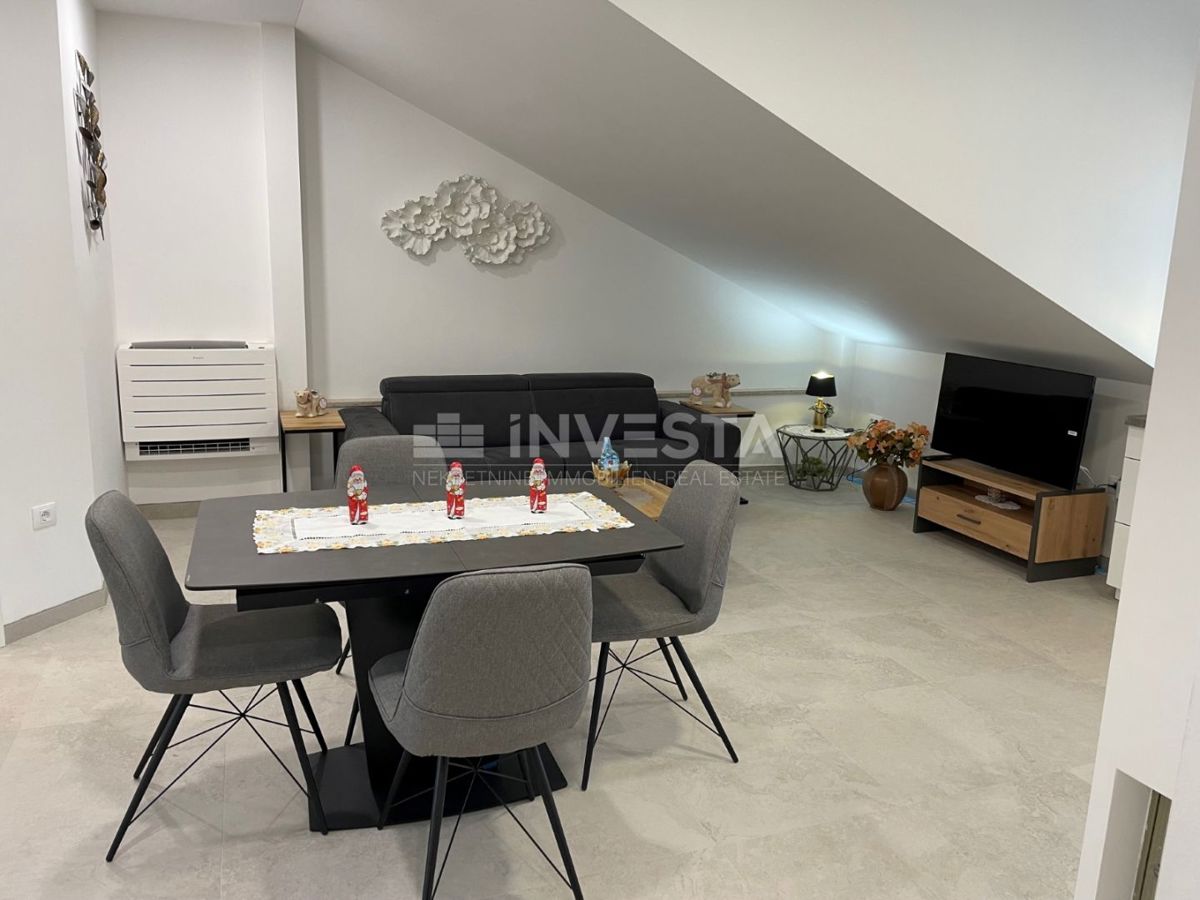 Pulj center, novo urejeno stanovanje v mansardi, 1 spalnica, balkon