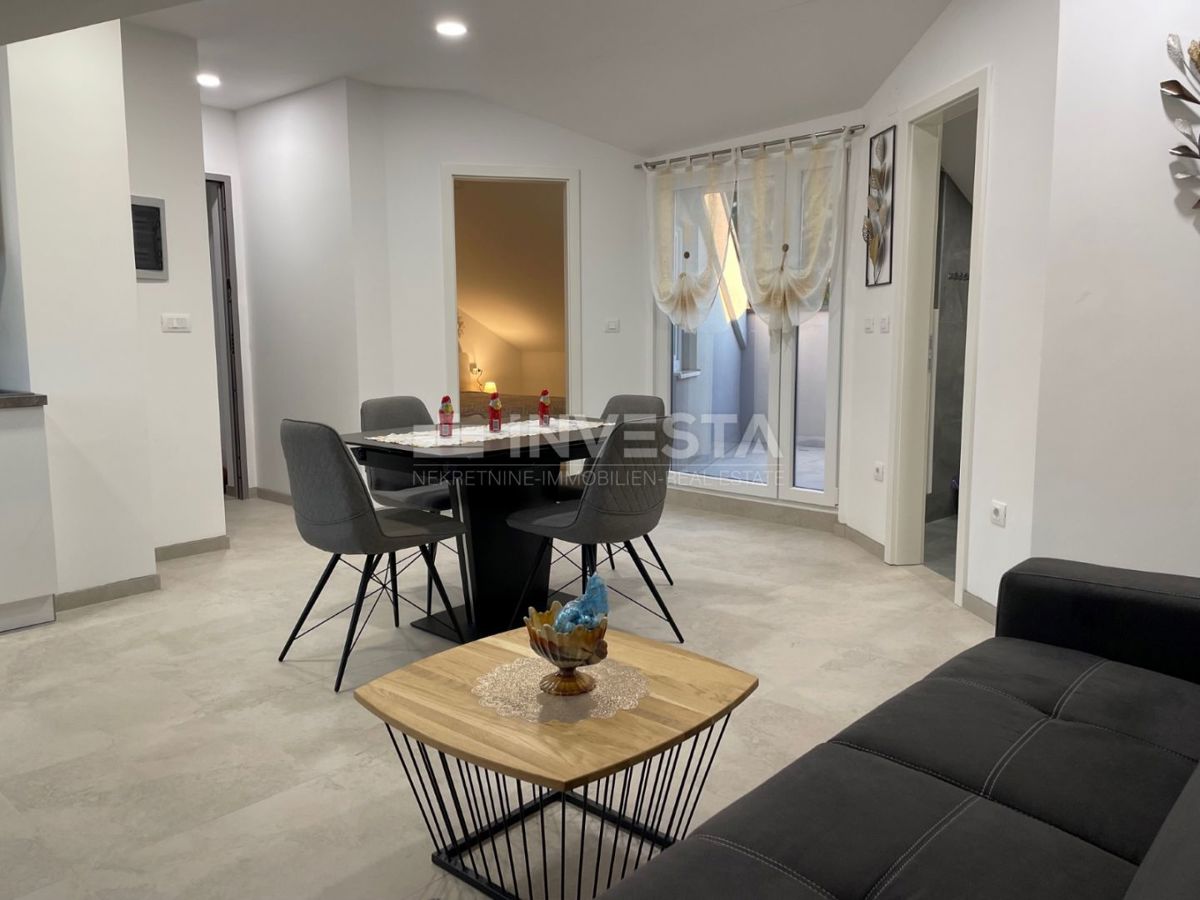 Pulj center, novo urejeno stanovanje v mansardi, 1 spalnica, balkon