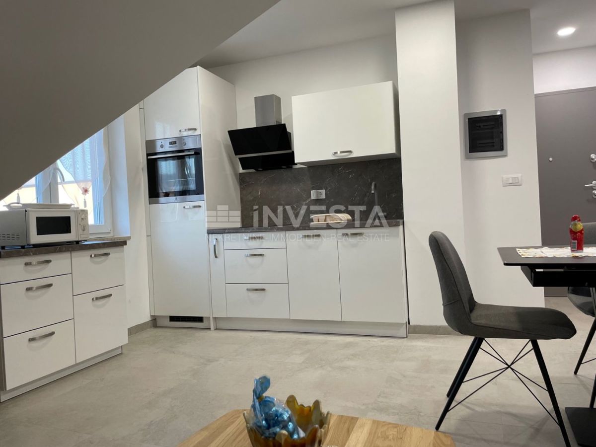 Pulj center, novo urejeno stanovanje v mansardi, 1 spalnica, balkon