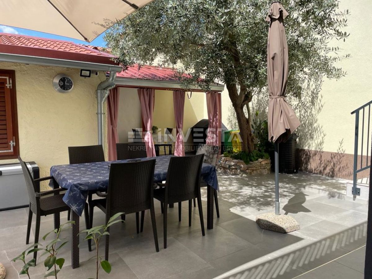 Center Pule, nov stan v prvem nadstropju, velik vrt z hiško in garažo