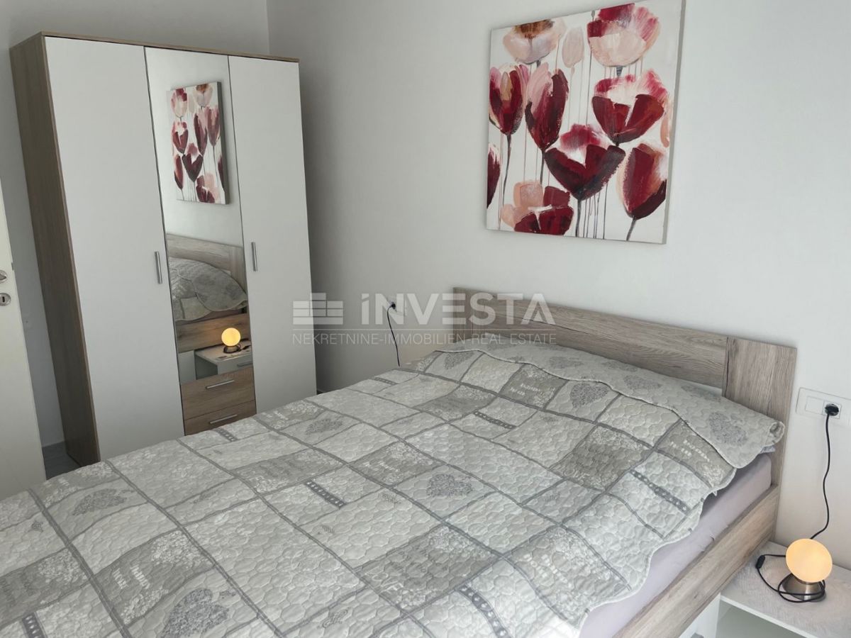 Center Pule, nov stan v prvem nadstropju, velik vrt z hiško in garažo