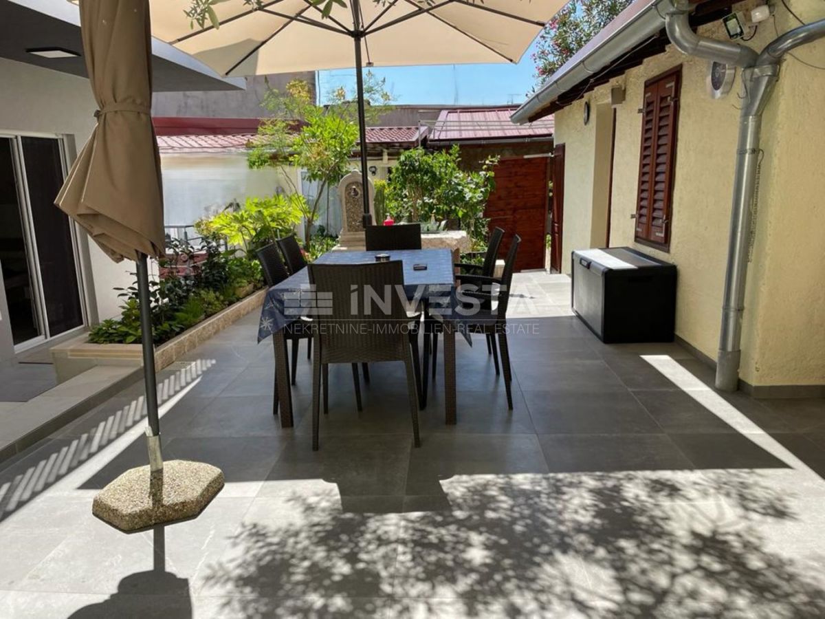 Center Pule, nov stan v prvem nadstropju, velik vrt z hiško in garažo