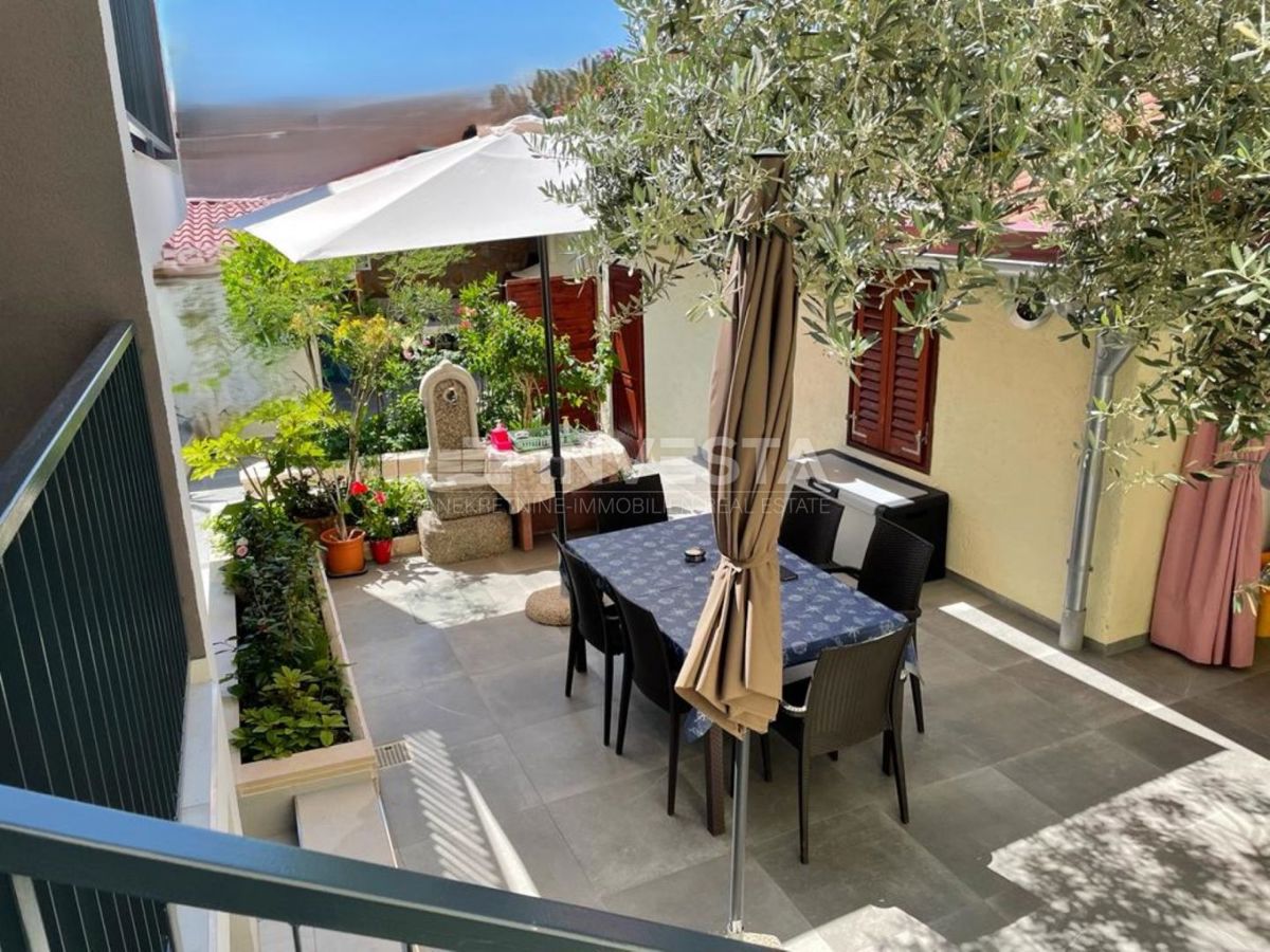 Center Pule, nov stan v prvem nadstropju, velik vrt z hiško in garažo