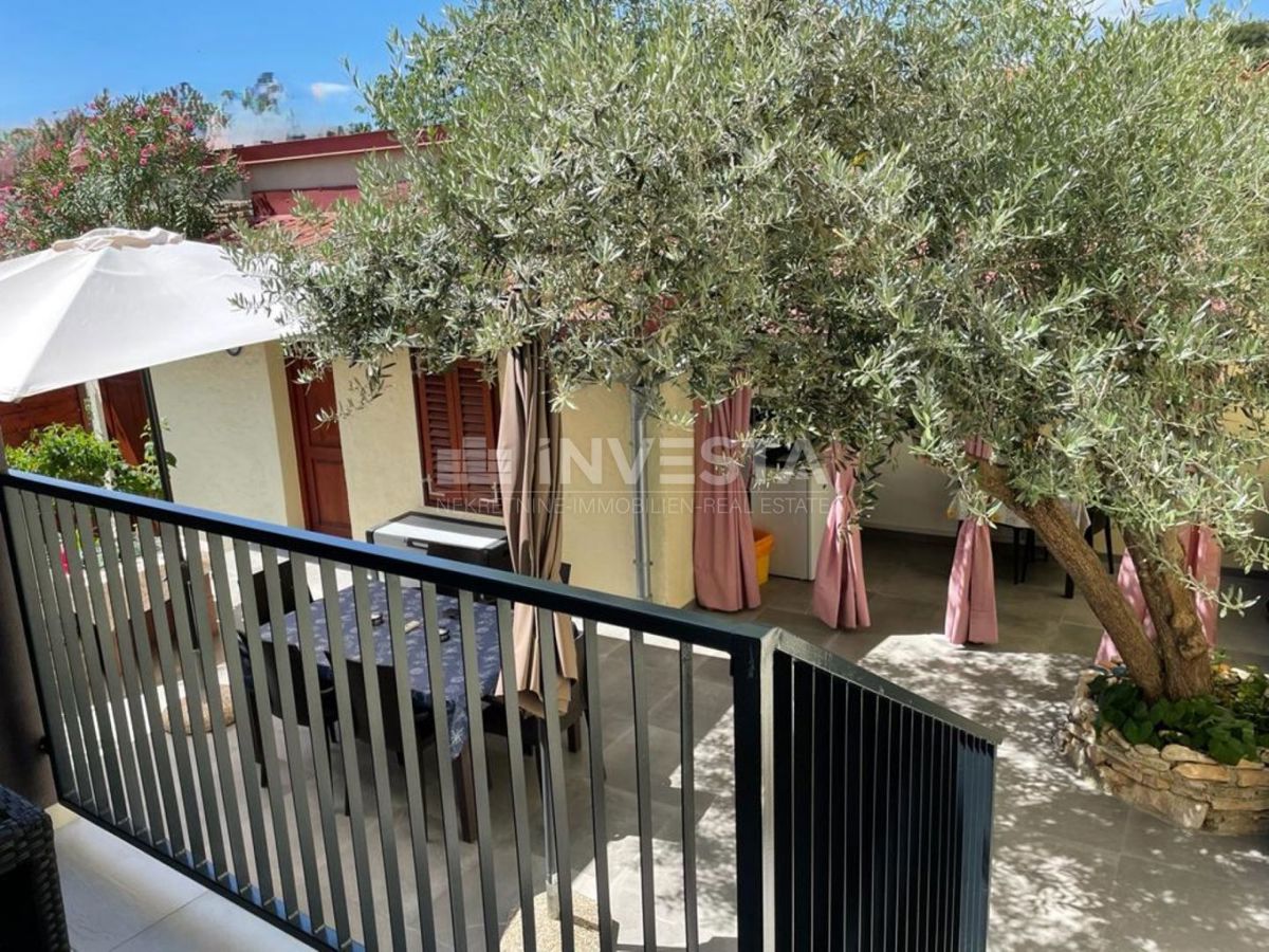 Center Pule, nov stan v prvem nadstropju, velik vrt z hiško in garažo