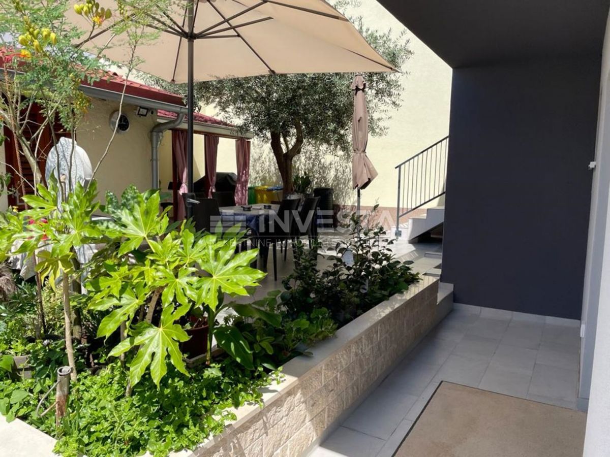 Center Pule, nov stan v prvem nadstropju, velik vrt z hiško in garažo