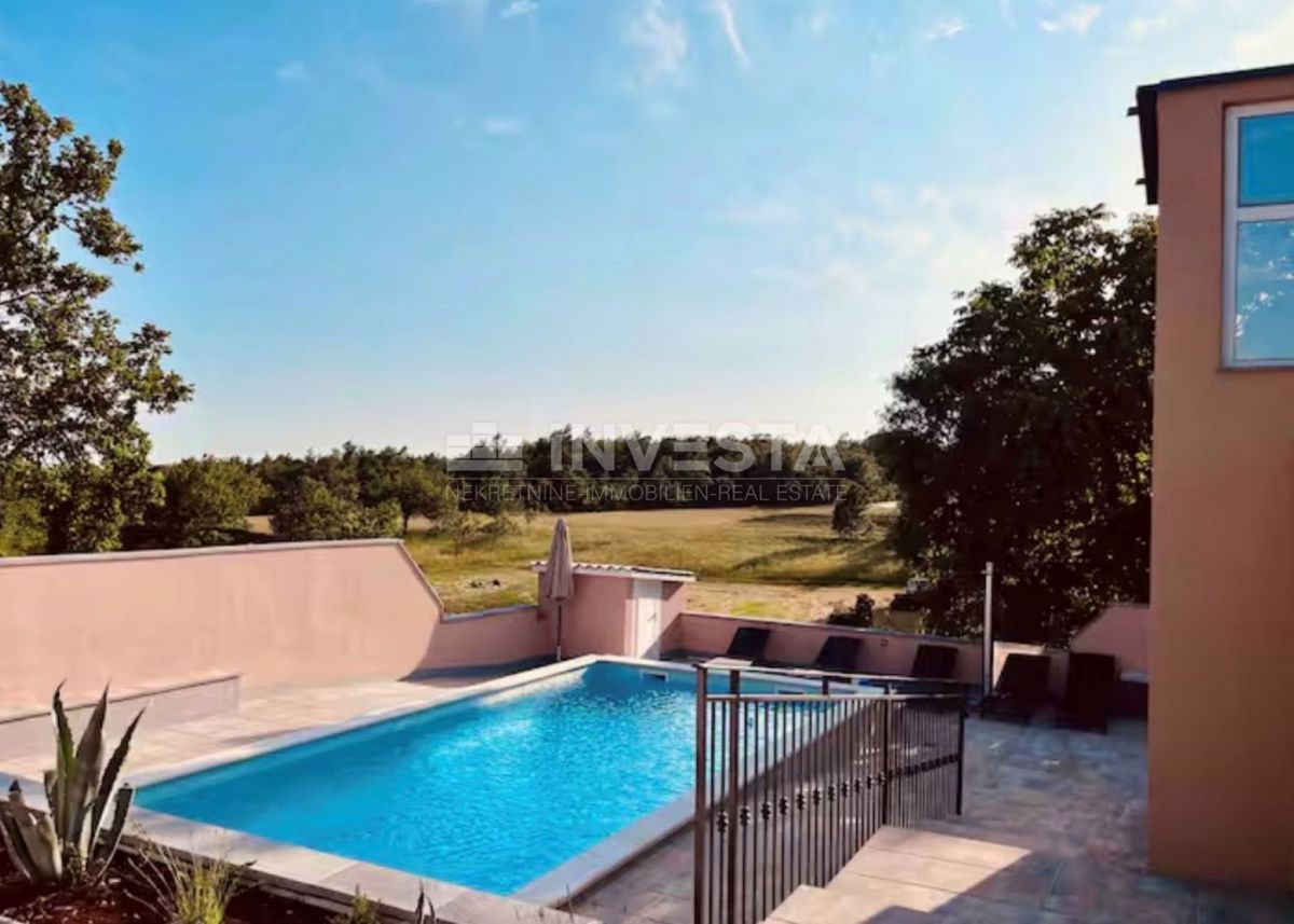 Barban, okolica, hiša z dvema stanovanjema, bazen