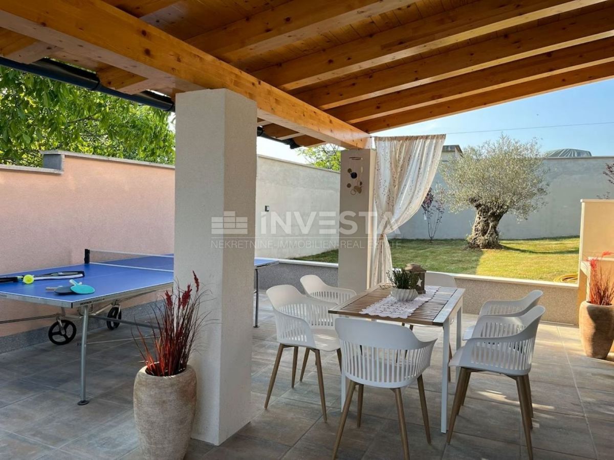 Barban, okolica, hiša z dvema stanovanjema, bazen