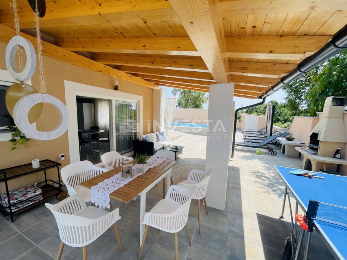 Barban, okolica, hiša z dvema stanovanjema, bazen