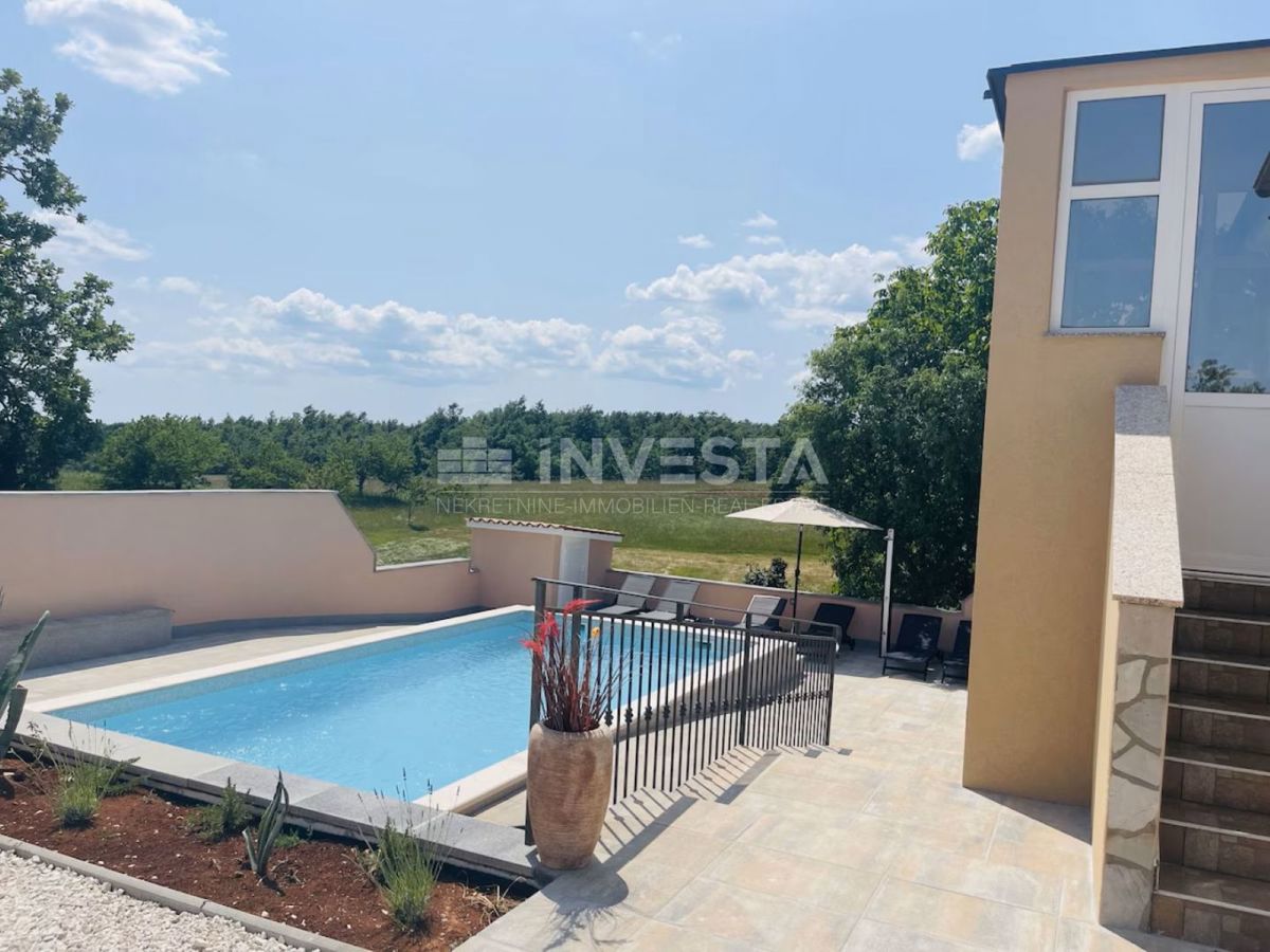 Barban, okolica, hiša z dvema stanovanjema, bazen