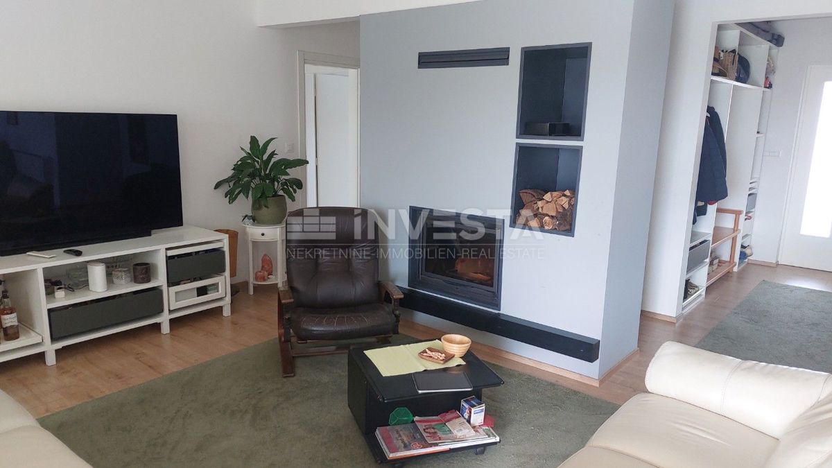 Pametna hiša s bazenom