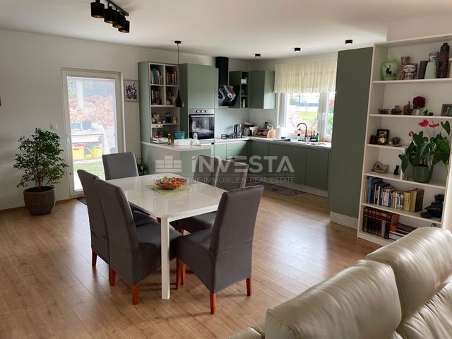 Pametna hiša s bazenom