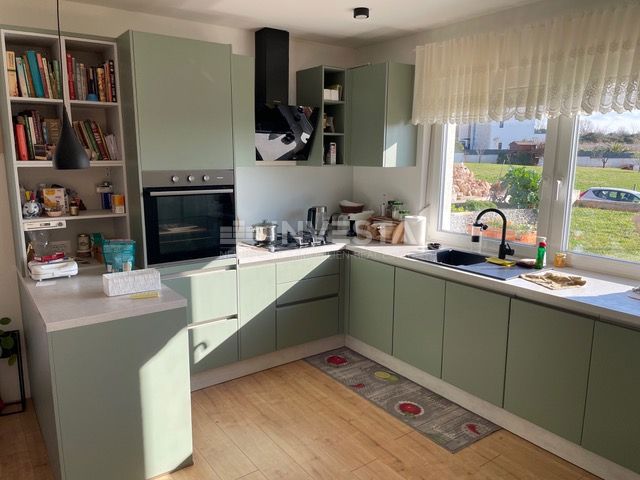 Pametna hiša s bazenom