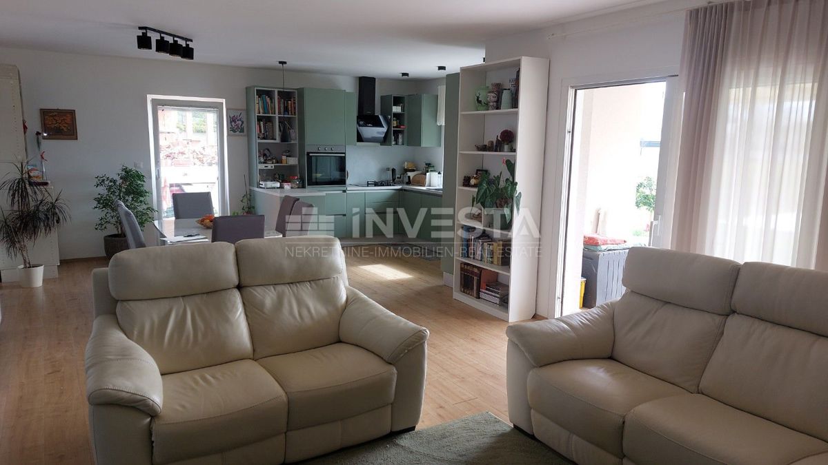 Pametna hiša s bazenom