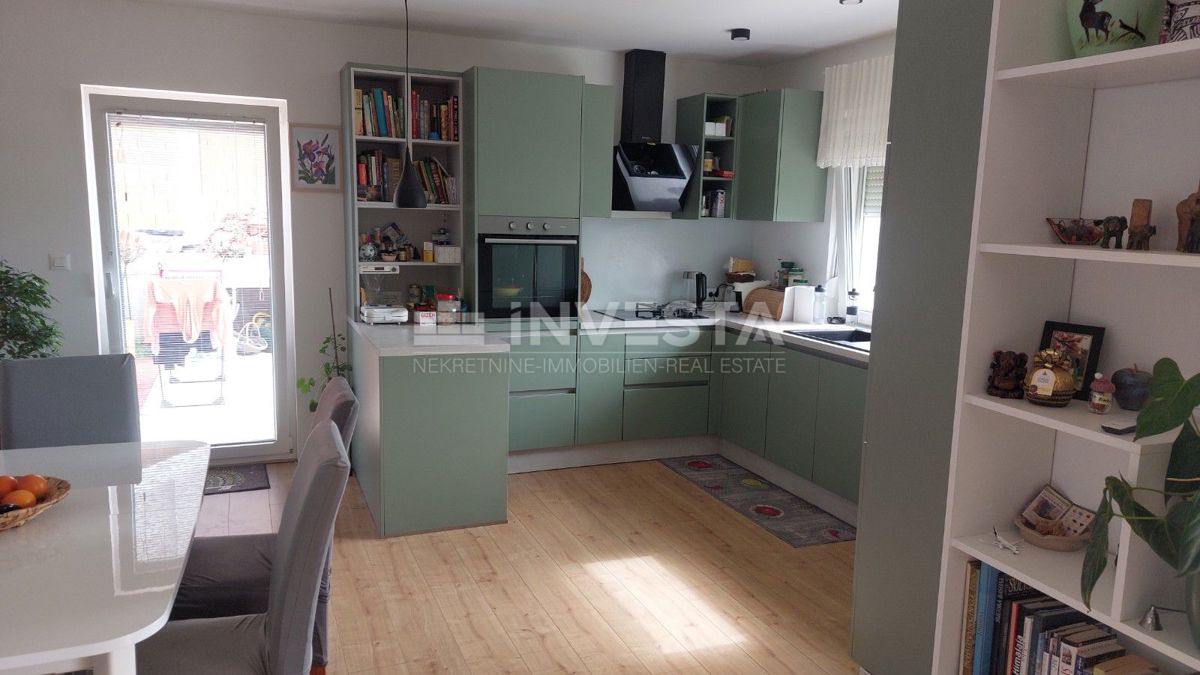 Pametna hiša s bazenom