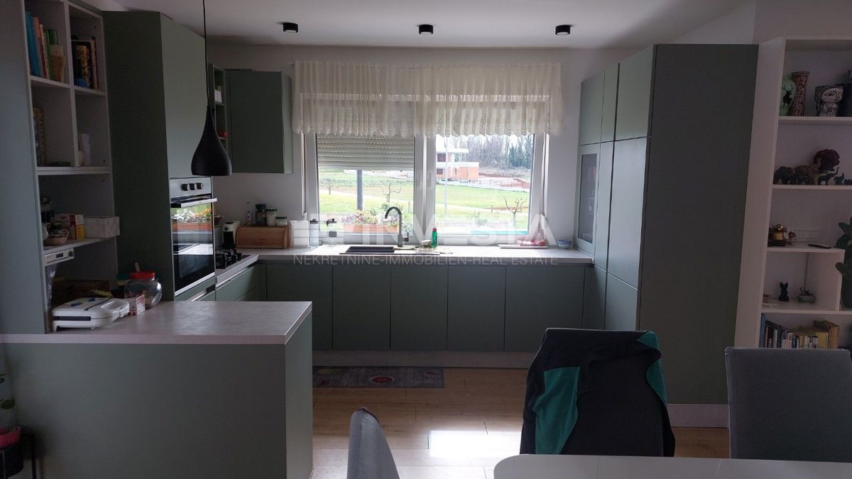 Pametna hiša s bazenom