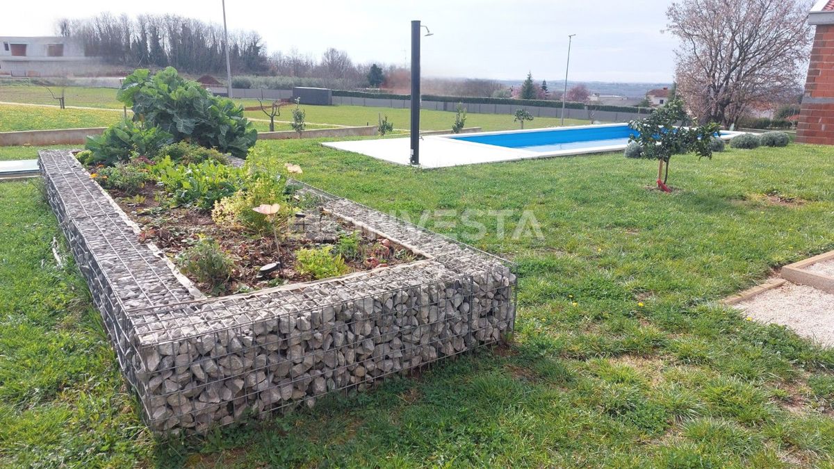 Pametna hiša s bazenom