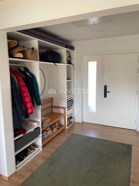 Pametna hiša s bazenom