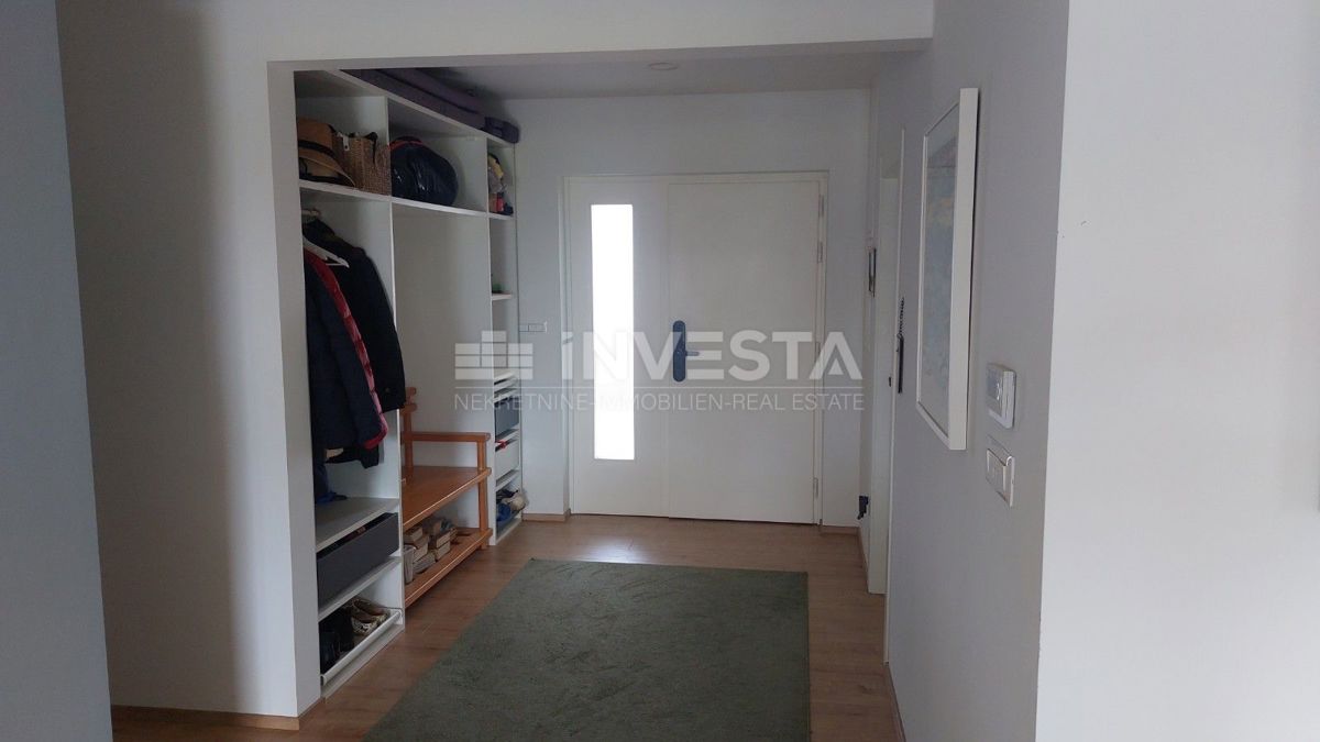 Pametna hiša s bazenom