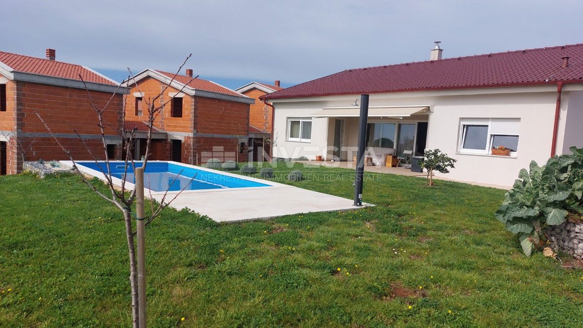 Pametna hiša s bazenom