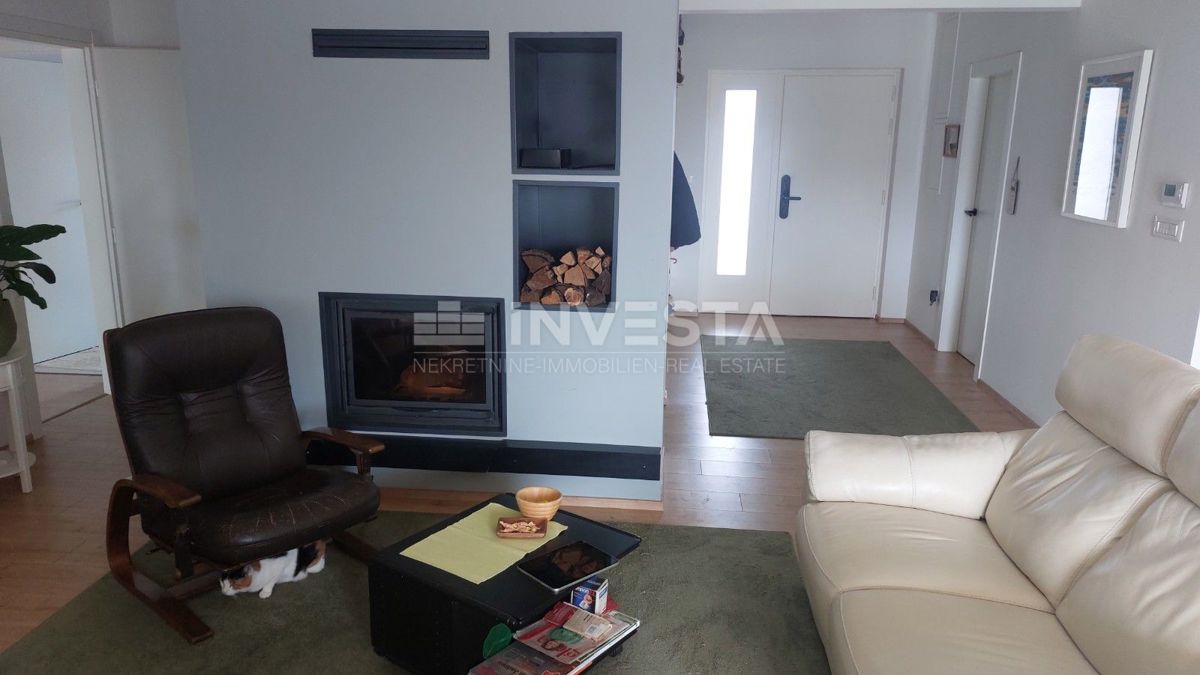 Pametna hiša s bazenom