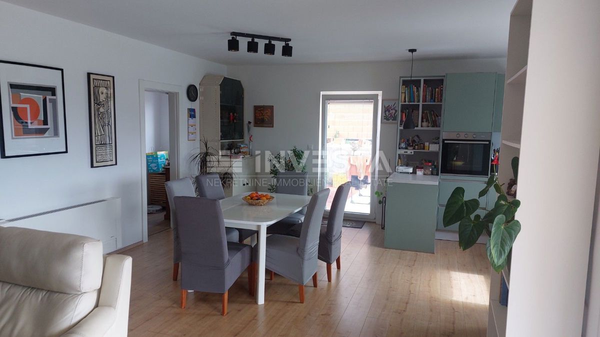 Pametna hiša s bazenom