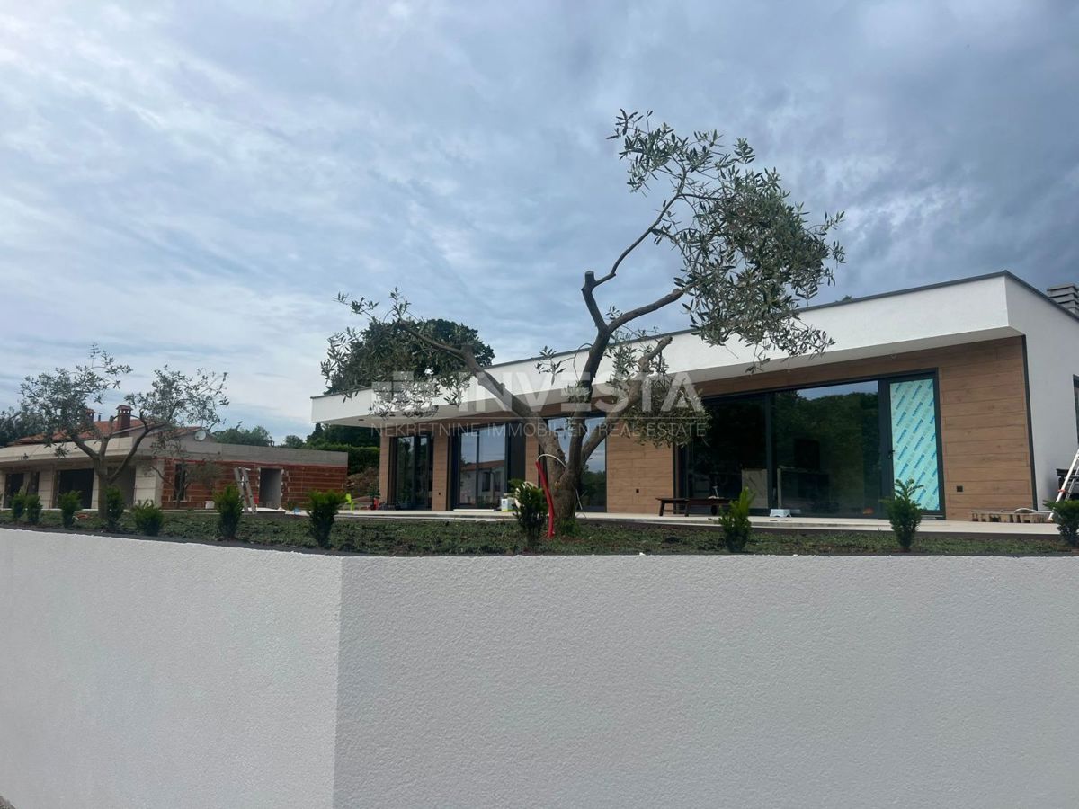 Okolica Labina, moderna pritlična vila z 2 stanovanjskima enotama, NOVO!