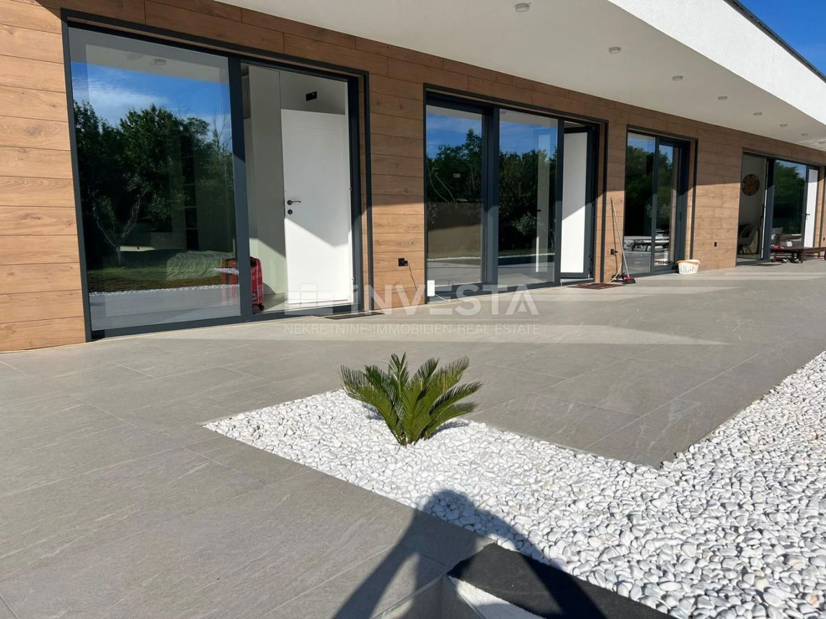Okolica Labina, moderna pritlična vila z 2 stanovanjskima enotama, NOVO!