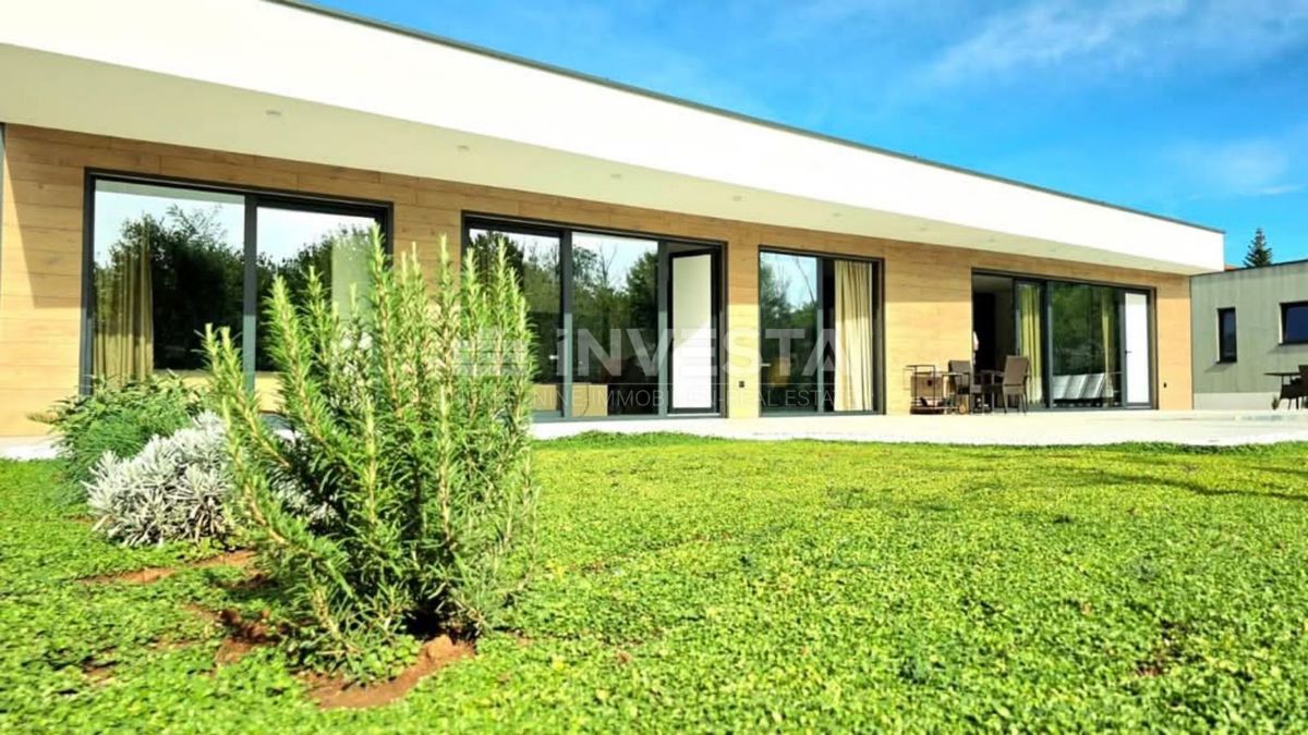 Okolica Labina, moderna pritlična vila z 2 stanovanjskima enotama, NOVO!